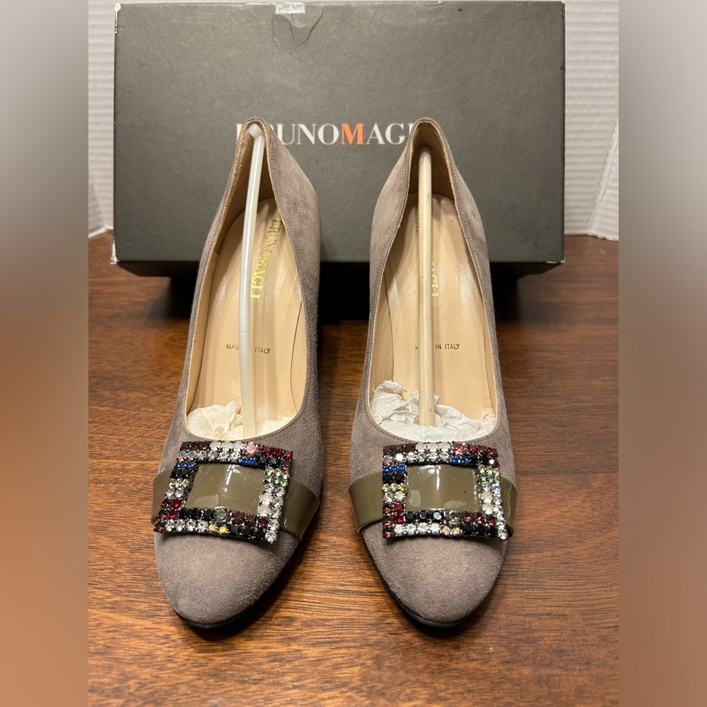 BRUNOMAGLI Women’s Size 6 1/2 Beige Suede Leather Heels / Pumps 3 1/4”